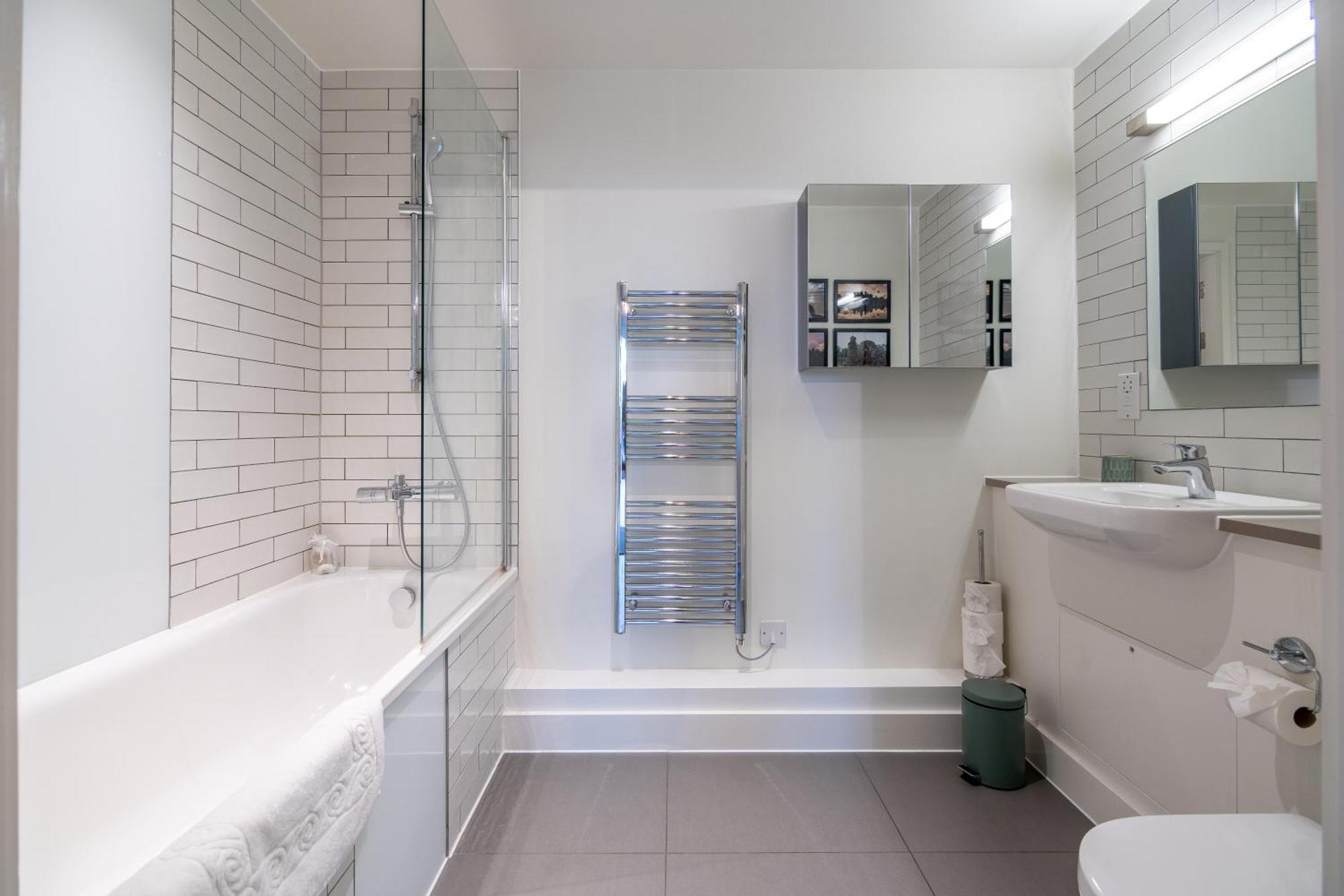 Chic & Stylish 2-bed In The Heart Of Apartment *