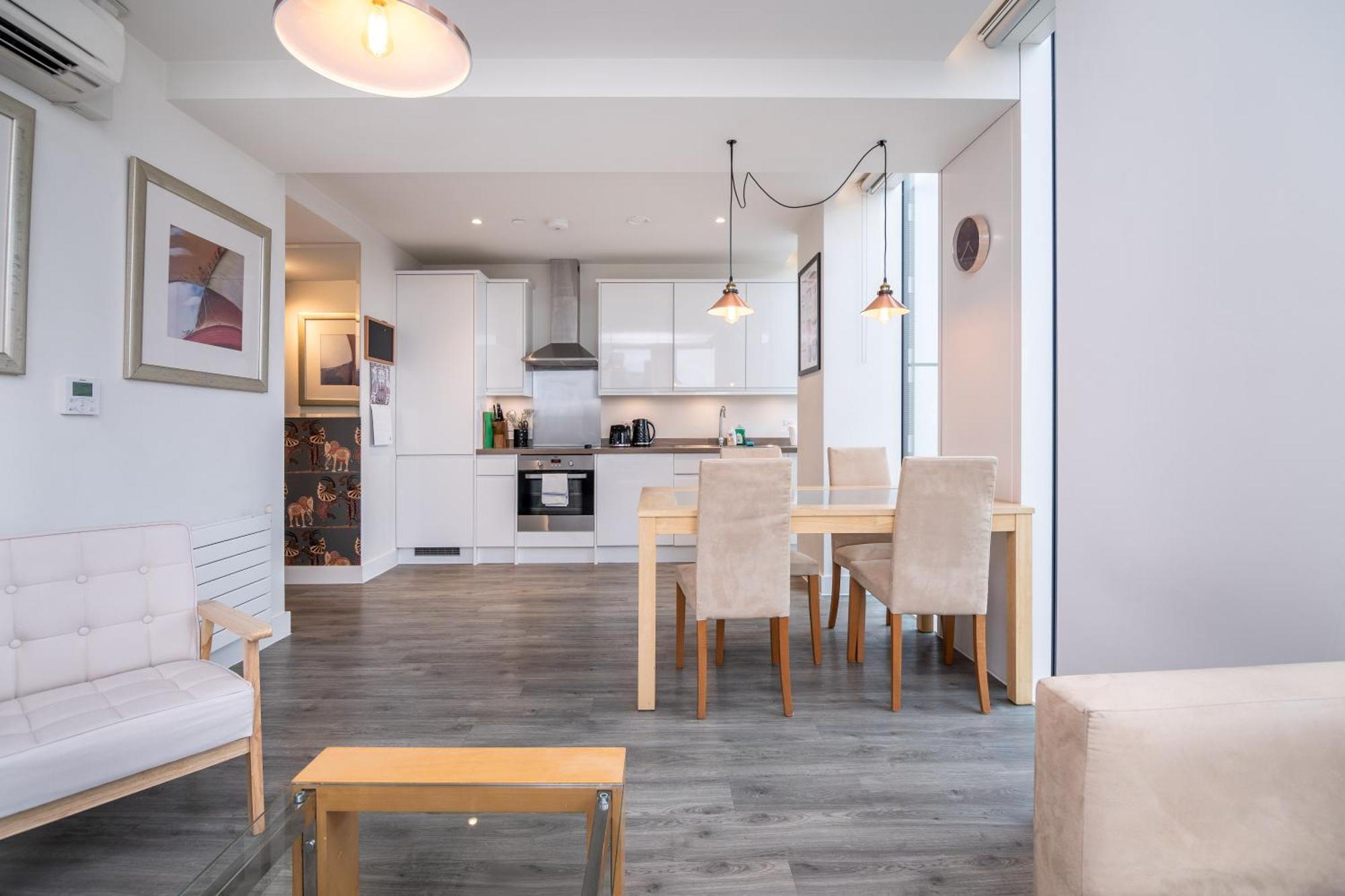 Apartment Chic & Stylish 2-bed In The Heart Of