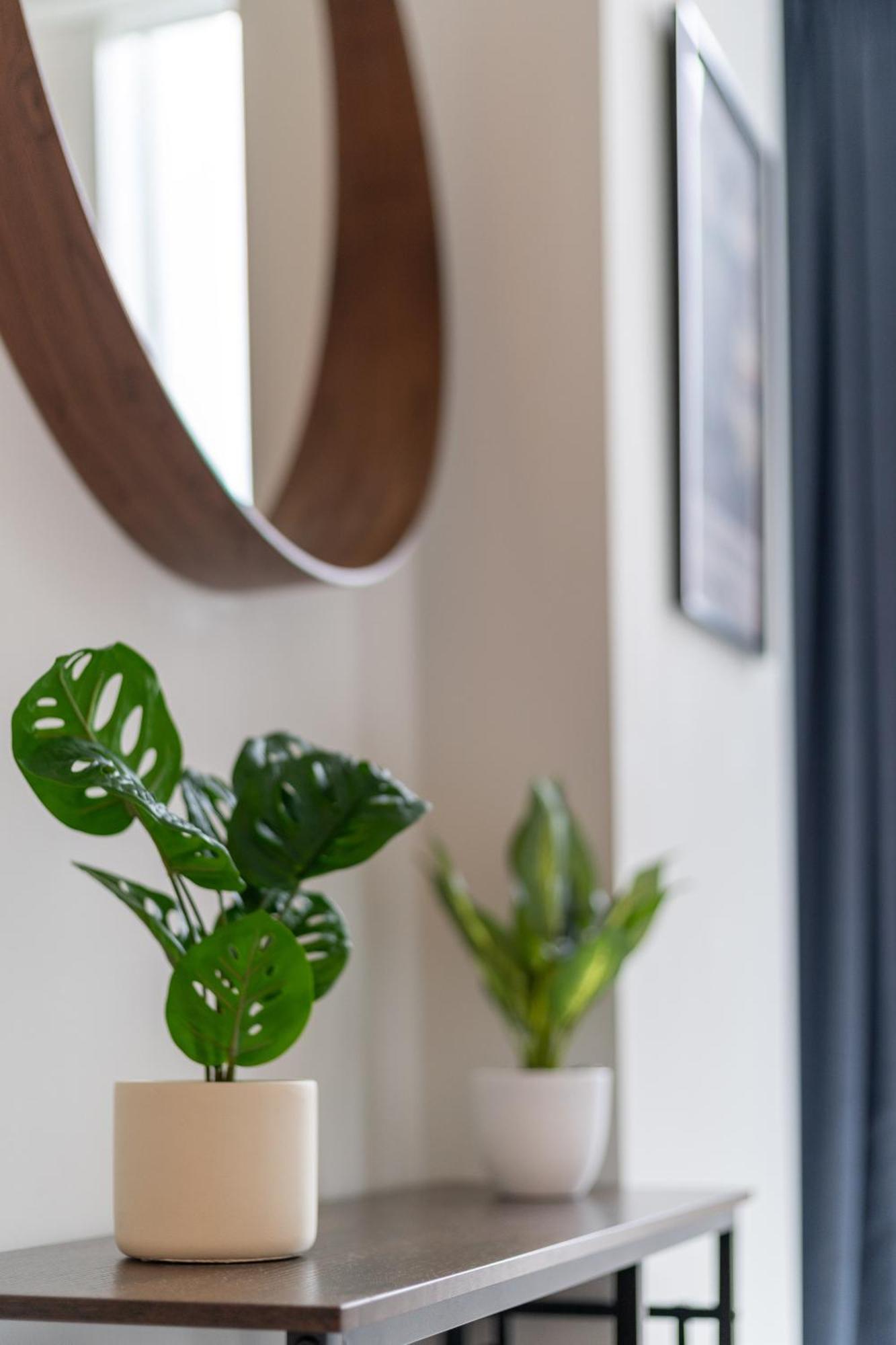 Chic & Stylish 2-bed In The Heart Of Apartment *
